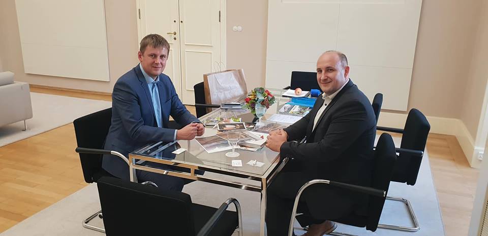 44177259_2119435694785920_8962961070117355520_n