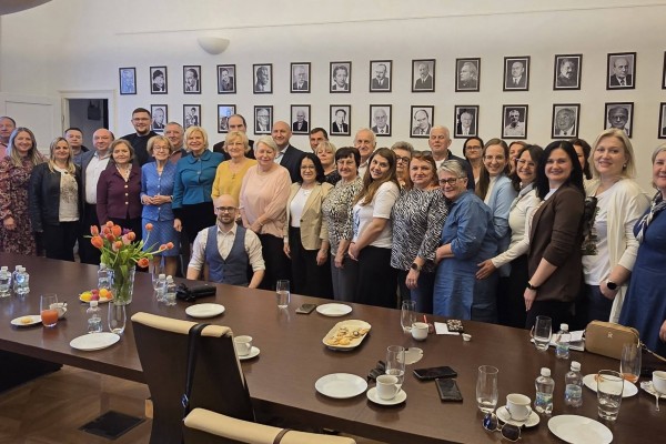 S posebnim poštovanjem i iskrenom emocijom posjetili smo Československý ústav zahraniční – instituciju s kojom češka manjina u Republici Hrvatskoj surađuje još od 1992. godine