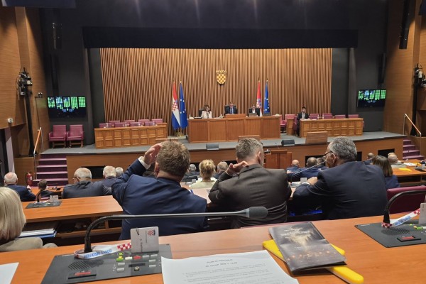 U Hrvatskom Saboru izglasan je Zakon o izmjenama i dopuni Zakona o postupanju s nezakonito izgrađenim zgradama (P.Z. br. 257).