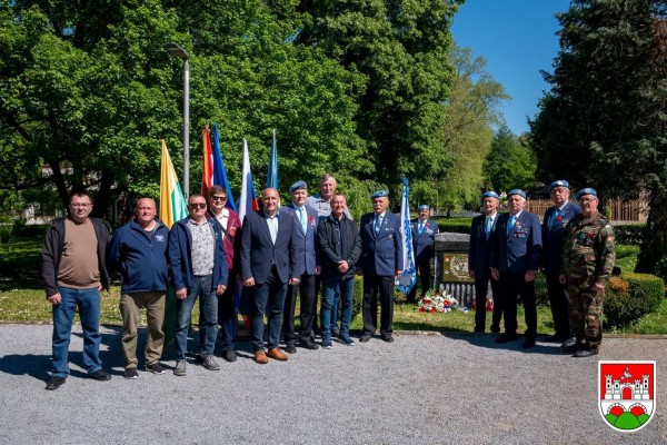 Savez ratnih veterana Slovačke Republike posjetio je grad Daruvar povodom odlaska slovačke inženjerijske bojne u mirovnu misiju u Republici Hrvatskoj pod pokroviteljstvom Ujedinjenih naroda